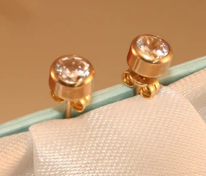100% Genuine 9K Solid Yellow Gold Stud Earrings & Clear Bezel Set Stone. As New - Picture 1 of 9