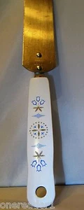 Vintage EKCO Tulip White, Gold & Blue 11 5/8"  CAKE / ICING SPREADER / SPATULA - Picture 1 of 7