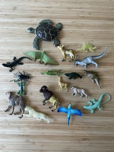 Lote de 18 juguetes de plástico moldeados en miniatura animales insectos dinosaurios - Imagen 1 de 4