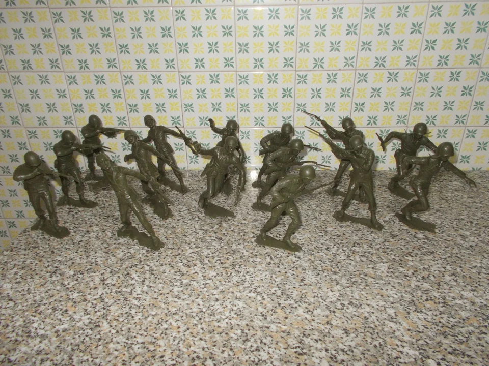 SOLDATINI BARAVELLI GIGANTI GUERRA MONDIALE 14 cm NUOVI IN VENDITA A 6 EURO CAD - Immagine 1 di 1