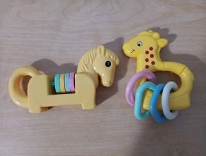 2 Stück Vintage Baby Rassel Pferd & Giraffe Rasseln gelb pastell super süß! - Bild 1 von 5