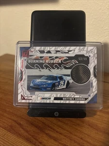 2025 Panini Donruss Nascar - Burning Rubber Materials Brittney Zamora 53/99 - Bild 1 von 2