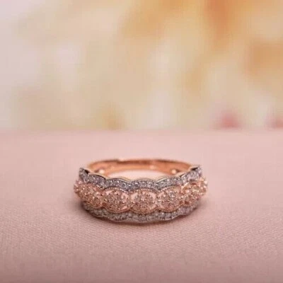 Precioso anillo de boda de diamantes simulados de corte redondo enchapado en oro rosa de 14 k Foto 1 de 4