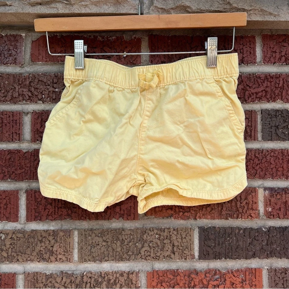 Pantalones cortos ajustados Place amarillo pálido Foto 1 de 3