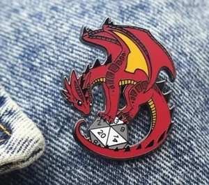 Dungeons & Dragons enamel pin - Dragon with Die - Australian Stock Free AU Post - Foto 1 di 3