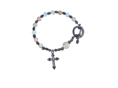 Pulsera de cuentas artesanal con dije de cruz en tono plata y cierre de palanca Foto 1 de 4