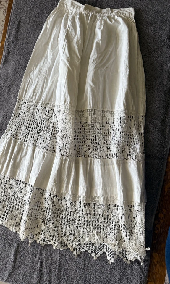 Maxi falda de pradera de encaje de algodón blanco estilo eduardiano de colección Cottagecore Foto 1 de 4