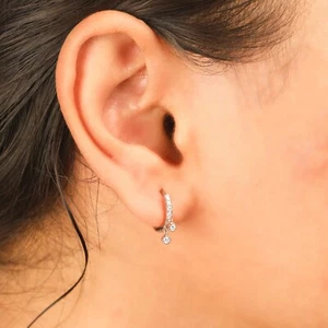 PENDIENTES DE ARO MINIMAL HUGGIE DE DIAMANTE FINO TODOS LOS DÍAS - Imagen 1 de 8