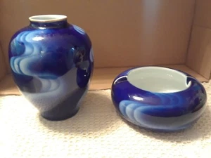 Jarrón y cenicero de porcelana japonesa Fukagawa de 7" azul cobalto blanco y dorado detalles - Imagen 1 de 11