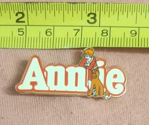 Annie Broadway Musical Souvenir Anstecknadel Annie Sandy - Bild 1 von 4