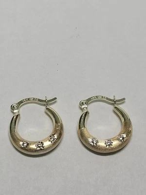 Pendientes de aro Huggie de oro amarillo de 14K Foto 1 de 3