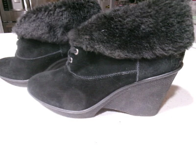 B MAKOWSKY Botines de Cuña con Borde de Piel de Gamuza Negros Talla 8.5W Foto 1 de 4