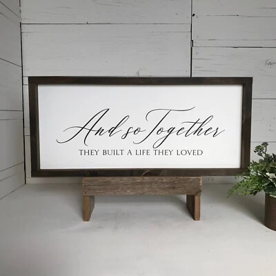 Letrero de madera enmarcado hecho a mano de 25x11" Y así juntos construyeron una vida que aman Foto 1 de 4