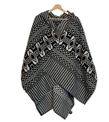 Poncho Marc New York Andrew Marc geométrico com capuz, preto e branco - Tamanho único - Imagem 1 de 4