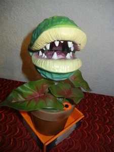 SELTEN ANIMIERT SPRECHENDER KLEINER LADEN DES HORRORS AUDREY PFLANZE HALLOWEEN HORROR PROP - Bild 1 von 2