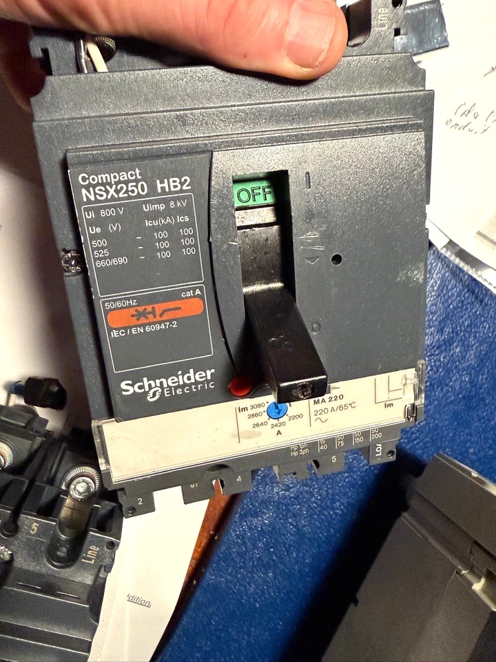 ComPact NSX250HB2,100kA/690VAC,MA 行程单元 150A,3 杆施耐德电气 — 第 1/1 张图片