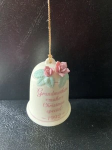 1992 - "Großmütter machen Weihnachten besonders" - hängende Glocke Ornament - AGC - Taiwan - Bild 1 von 12