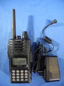 Yaesu VX-177 UHF 430 MHz HT Handheld 70cm Ham Radio w/ charger (NICE!) - Zdjęcie 1 z 15