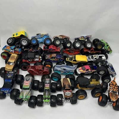 Lot of 9 Random Hot Wheels Monster Jam Monster Truck 1:64 Grave Digger - Image 1 of 4