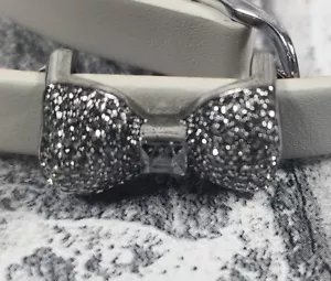 Stella and Dot Keep Kollektiv Schmuck Preppy Silber Pflaster Schleife Rutsche Charm - Bild 1 von 5