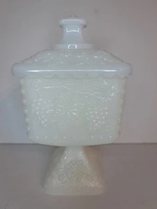 Vintage Milchglas Bonboniere Standfuß mit Deckel Trauben & Blätter eckig Ernte - Bild 1 von 8
