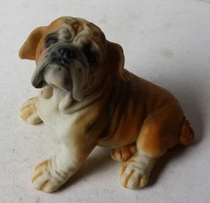 Bulldog Figurine Brown Color Sitting Down Looking Up Resin Unmarked Bulldog --- - Foto 1 di 1
