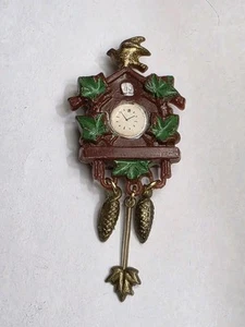 Plástico vintage b.s. & c. Casa de muñecas miniatura reloj de cuco de pared Hong Kong - Imagen 1 de 3