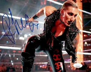 Foto firmata Rhea Ripley WWE 2a WrestleMania 1a vittoria mondiale 8x10 #3 testimone JSA certificato di autenticità - Foto 1 di 1