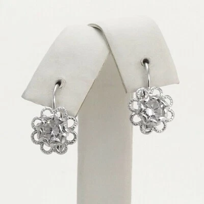 Pendientes italianos de oro blanco macizo de 18k con cierre de palanca con flores de piedra de nacimiento de abril sintética Foto 1 de 4