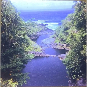 Vintage 1973 Lot of 50 Kodak Slides Travel Hawaii Luau People Ocean Coast - Imagen 1 de 15