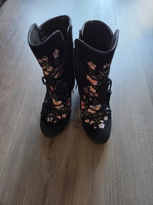 Botines San Edelman Winnie negros con borla y gamuza floral talla 6,5 Foto 1 de 4