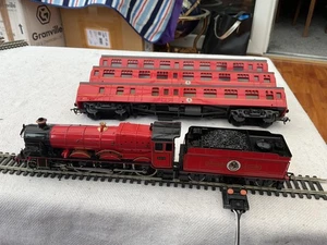 BACHMANN HARRY POTTER HOGWARTS EXPRESS LOCOMOTIVE &COACHES NEW FROM SET JOB LOT - Picture 1 of 6