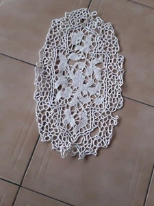 ANCIEN  NAPPERON   main 47 x27cm blanc cassé  #OLD - Picture 1 of 3