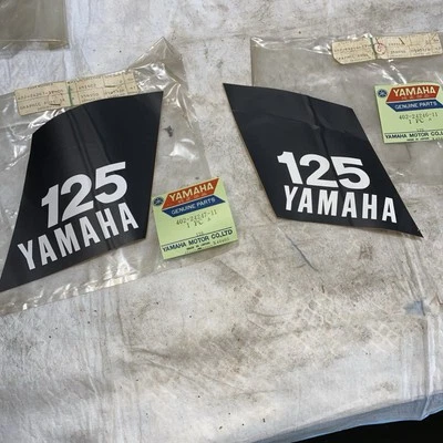 Новый из старых запасов Yamaha OEM новый 1974 MX125 YZ125 бак эмблемы 402-24246-11 #Bin H - Изображение 1 из 4