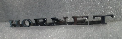 HORNET AMC RAMBLER GUARDABARROS MALETERO EMBLEMA INSIGNIA BANDERA ORIGINAL OEM DAÑADO AÑOS 70 Foto 1 de 4