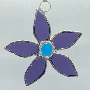 F291 Stained Glass Suncatcher Hanging Flower 5 Petals Daisy 10cm Purple Blue - Picture 1 of 2