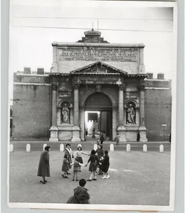 CHILDREN Play In Front Of PORTA PIA In ROME ITALY Architecture 1956 Press Photo - Picture 1 of 2
