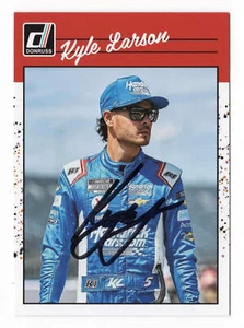 AUTOGRAFIADO Kyle Larson 2023 Donruss Racing RETRO (#5 Hendrick Team) Firmado NASC - Imagen 1 de 2