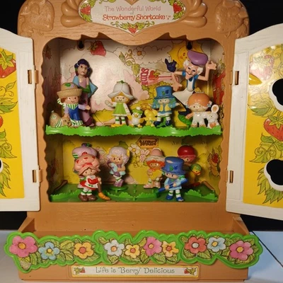 Estuche de transporte Strawberry Shortcake Berry Patch 1981 con figuras  Foto 1 de 4