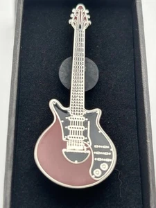 brian may limited edition red special pin badge in box Mint. New queen - Imagen 1 de 6