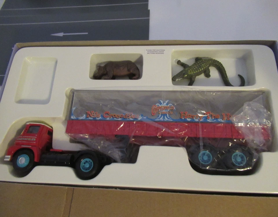 CORGI FODEN S21 ARTIC TANK TRAILER + ANIMALS - CHIPPERFIELDS SCALE 1:50 No 14201 - Image 1 of 4