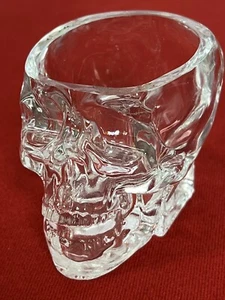Vaso de chupito de calavera - Vodka cabeza de cristal - Diseñado por Dan Aykroyd - 2 oz - 2-1/4" - Imagen 1 de 7