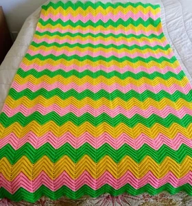 FABELHAFTE Vintage rosa gelb NEON ZICK ZACK gehäkelte Strick Decke afghanisch ~ 82" x 48" - Bild 1 von 6