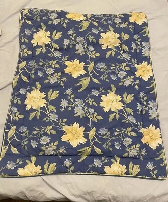 Par de fronhas de travesseiro padrão acolchoadas Laura Ashley azul com flores amarelas - Imagem 1 de 4