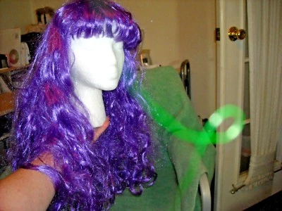 Peluca larga rizada morada Halloween Foto 1 de 4