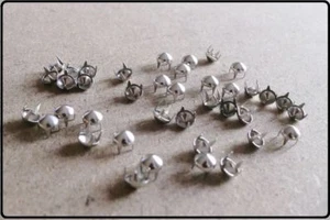 GRANDE PROMOZIONE! 300pz Borchie sfuse a cono con alette 6mm color argento - Picture 1 of 1