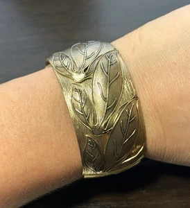 VTG Whiting & Davis Stamped Wide Leaf Gold Tone Hinged Bangle Cuff Bracelet - Picture 1 of 6