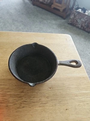 Vtg Sm 5" Dia Cast Iron Skillet 7.75" . Salesman Sample?  - Image 1 of 4