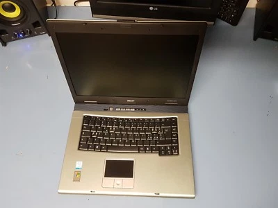 NOTEBOOK acer travelmate 2414wlmi ROTTO DISPLAY CAVO processore lcd display ok - Immagine 1 di 4