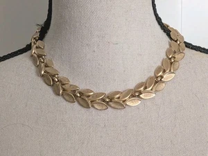 Crown Trifari Vintage 1960s Gold Tоne Brushed Metal Leaves Necklace Choker 16" - Picture 1 of 6